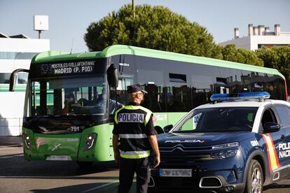 Un agente de la Policía Nacional durante un control en una calle de Móstoles, este miércoles.