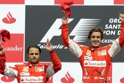 Fernando Alonso celebra en el podio del circuito de Hockenheim su victoria en el Gran Premio de Alemania en presencia
de Felipe Massa, segundo clasificado.