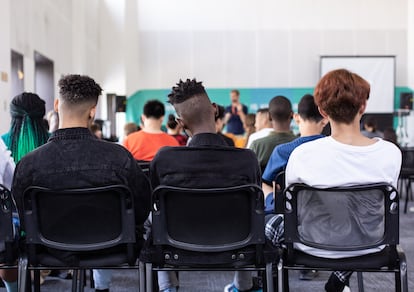 Varios alumnos prestan atención en clase.