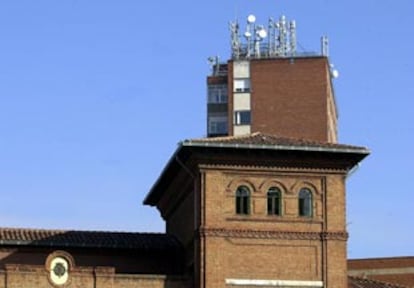 Las antenas de telefonía ubicadas junto al centro educativo en Valladolid.