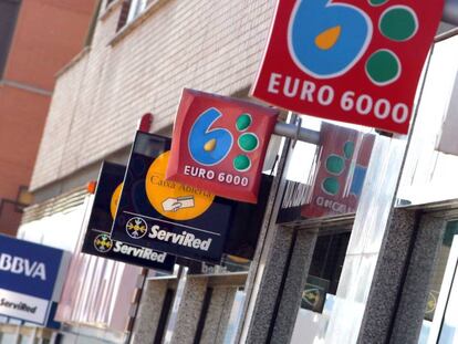 Varias sucursales bancarias en una calle de Madrid.