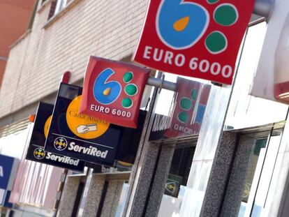 Varias sucursales bancarias juntas en una misma calle en Madrid.