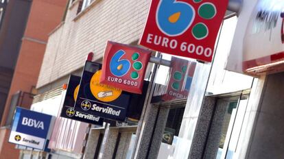 Varias sucursales bancarias juntas en una misma calle en Madrid.