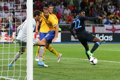 Welbeck marca de tacón el tercer gol de Inglaterra ante Suecia.