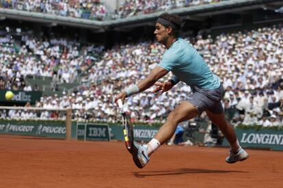 Nadal trata de llegar a una pelota durante la final masculina de Roland Garros 2014.