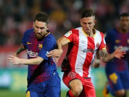 Maffeo persegueix Messi durant el partit.