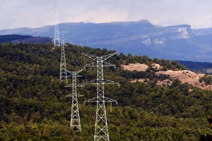 Torre de la MAT als voltants de Taradell (Osona), amb el Montseny al fons.