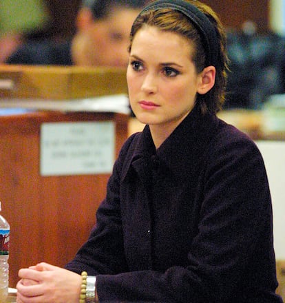 Winona Ryder, durante su juicio por el robo en Saks. Marc Jacobs se quedara prendado de su imagen en el tribunal y decidi ficharla para su firma.