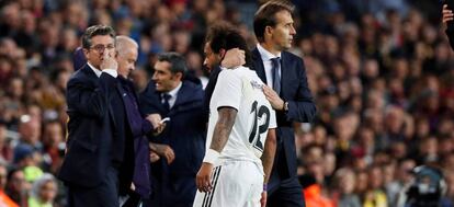 Lopetegui abraza a Marcelo en la sustitución del brasileño.