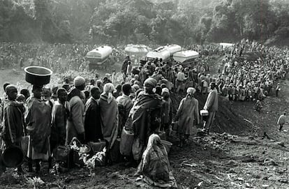Antes fueron los tutsis los que huían de la muerte, y ahora lo hacen los hutus. Miles de personas escapaban del avance del Frente Patriótico Ruandés (FPR), de mayoría tutsi, hacia la ciudad congolesa de Goma, al oeste de Ruanda. Unos 350.000 refugiados llegaron en esos días a la ciudad. 