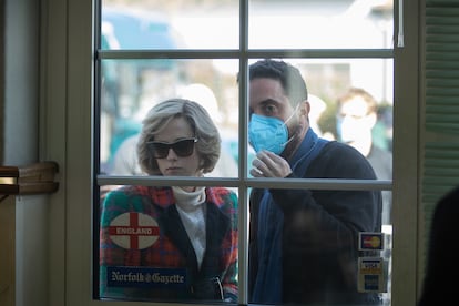 Kristen Stewart y Pablo Larraín, en el rodaje de 'Spencer'.