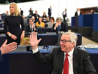 El europarlamentario británico Nigel Farage bromea con el presidente de la Comisión Europea, Jean-Claude Juncker, antes del inicio del debate sobre las conclusiones de la cumbre del Consejo Europeo, del 21 y 22 de marzo, este miércoles en el Parlamento Europeo, en Estrasburgo (Francia).