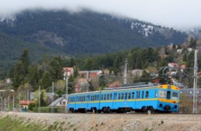 El tren turístico Rio Eresma durante el recorrido entre Madrid y Segovia.