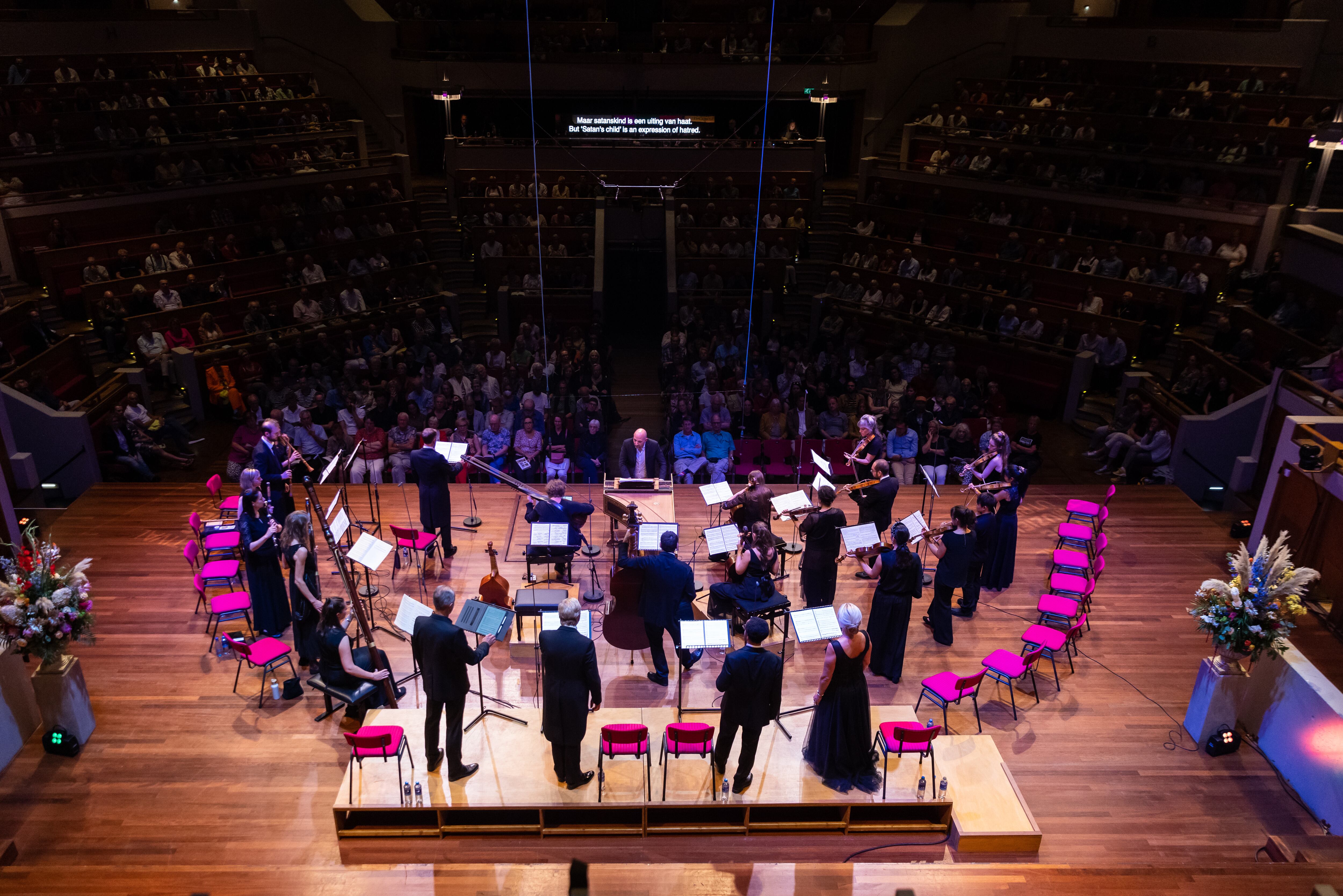 Músicos y público durante el estreno de la 'Pasión de Utrecht' el pasado miércoles en el Vredenburg bajo la dirección de Michael Hell (en el centro, tocando el clave).