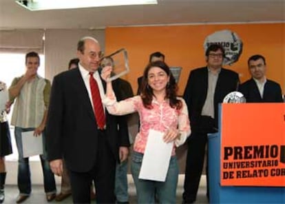 El secretario de Estado de Universidades, Salvador Ordónez, entrega los premios a los ganadores.