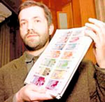 Kalina muestra sus diseños para los billetes en euros, en diciembre de 1996.