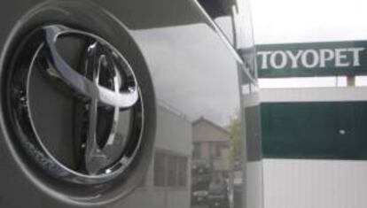 Logo de un vehículo de Toyota a las puertas de una sede de "Toyopet" en Tokio (Japón). EFE/Archivo