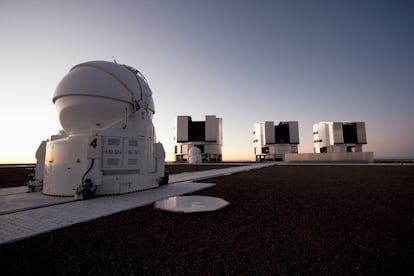 Telescopio ausiliario, Sol Unit Telescope 1, Luna Unit Telescope 2 e Cruz del Sur Unit Telescope 3, appartenenti al Very Large Telescope (Vlt) gestito dall'ESO nella regione di Antofagasta, Cile.