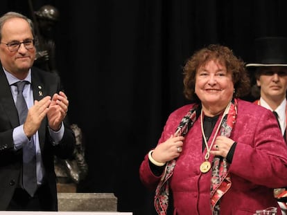 Anna Cabré en el moment de rebre la Medalla d'Or de la Generalitat.