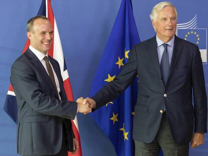 El ministro del Brexit, Dominic Raab, junto al negociador comunitario, Michel Barnier, este martes en Bruselas.