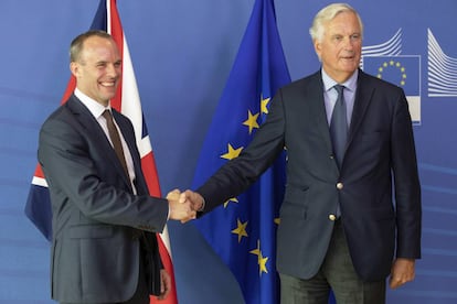 El ministro del Brexit, Dominic Raab, junto al negociador comunitario, Michel Barnier, este martes en Bruselas.
