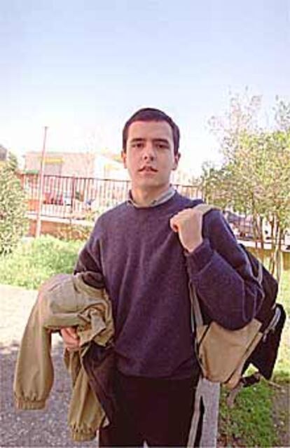 Alfonso Guerrero, en el patio del instituto donde estudia.