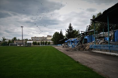 Estadio municipal de Kupiansk, parcialmente destruido por los ataques rusos.