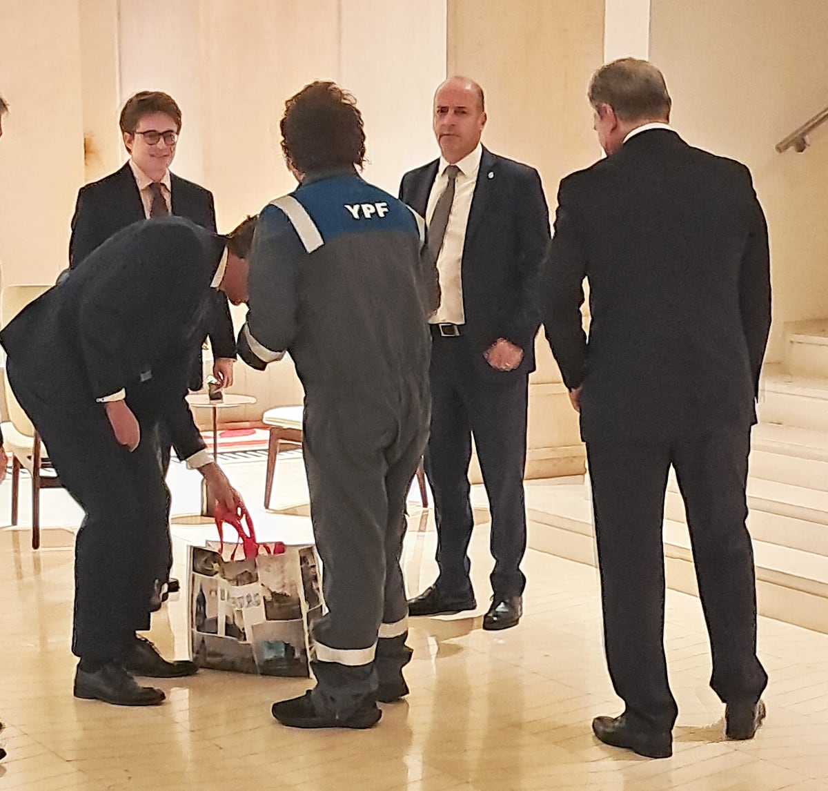 Milei se reúne con Abascal en Madrid vestido con un mono de trabajo de la petrolífera argentina YPF