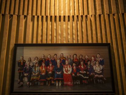 Fotografía de la actual composición del Sajos, el Parlamento sami, con su presidenta Tiina Sanila-Aikio, en el centro.