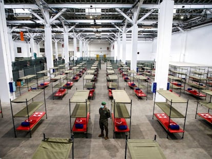 Interior del pavelló de Victòria Eugènia de Fira Barcelona, preparat per rebre les primeres persones sense llar com a mesura per prevenir el coronavirus.