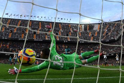 Toni Kroos lanza a la portera Norberto Neto el cuarto gol del Real Madrid.