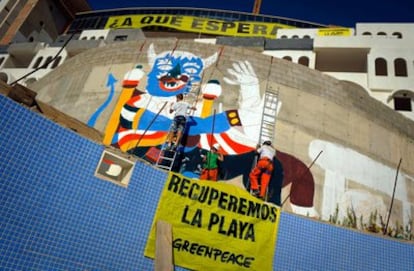 Un grupo de activistas ha pintado un mural en la fachada del hotel dentro de la protesta que mantienen desde el lunes.