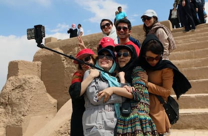 Un grupo de jóvenes iraníes se hace un 'selfie' en las ruinas de la ciudadela de Saryadz, Irán.