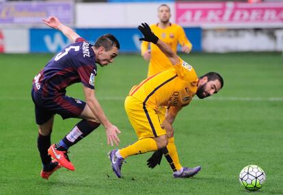 Arda trara de controlar el balón ante Escalante.