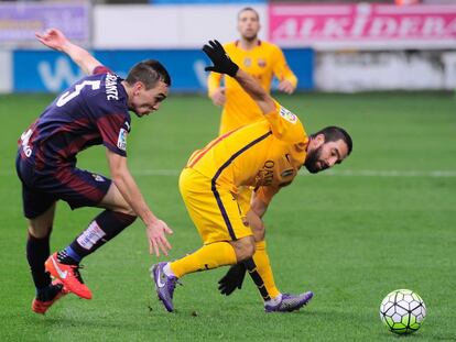 Arda trara de controlar el bal&oacute;n ante Escalante.