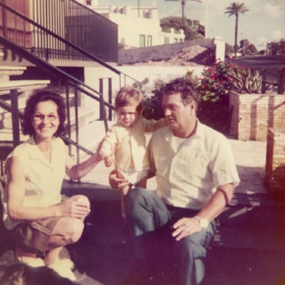 Randy con sus padres adoptivos, Randolph Edward Ryder y Roswitha Huber, en Málaga.