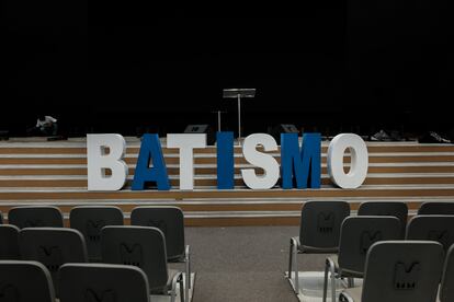 Sillas vacías ante el escenario de la Iglesia, con un letrero enorme que alude al bautismo que sucedió durante el servicio oficiado por Malafaia.