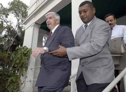 Luis Posada Carriles sale escoltado de un juzgado panameño en 2004.