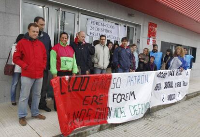 Trabajadores de Forem se manifiestan ayer frente al centro de esta fundaci&oacute;n en Santiago. 