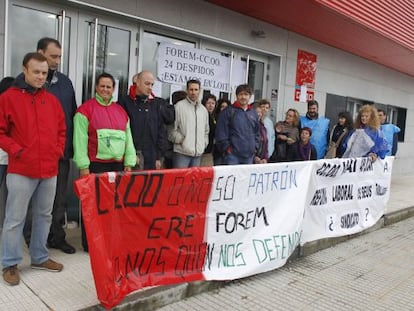 Trabajadores de Forem se manifiestan ayer frente al centro de esta fundaci&oacute;n en Santiago. 