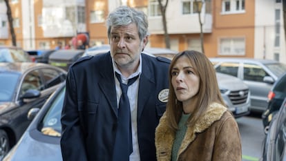 Artículo de EL PAÍS Escaparate que anuncia el estreno de la segunda temporada de 'Poquita Fe', emitida en Movistar Plus+