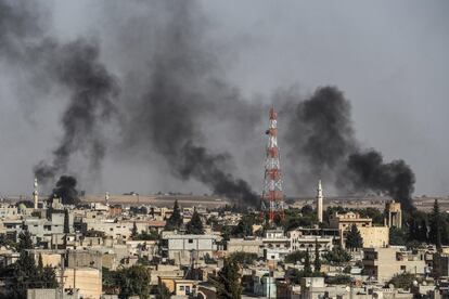 Columnas de humo en la ciudad siria de Ras al-Ein, tras un bombardeo turco.