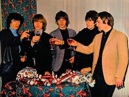 Los Rolling Stones durante un brindis navideño