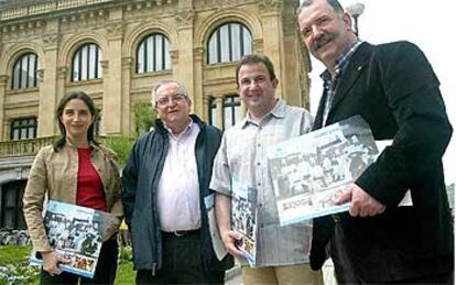 Los cocineros Elena y Juan Mari Arzak, Martín Berasategui y Pedro Subijana, ayer frente al Ayuntamiento donostiarra.