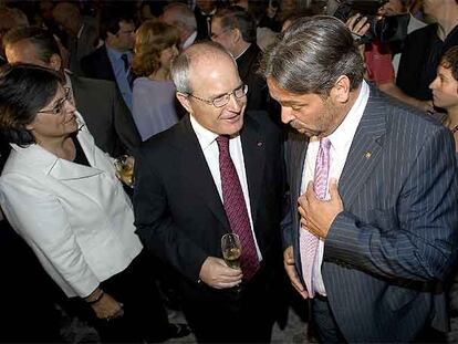 El presidente de la Generalitat, José Montilla (izquierda), con el del Parlamento, Ernest Benach.