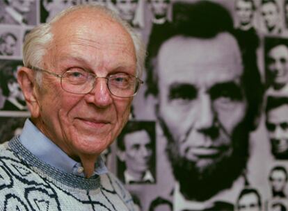 Herbert Donald, en su casa de Lincoln (Massachusetts), en 2005, junto a un retrato del presidente Abraham Lincoln.