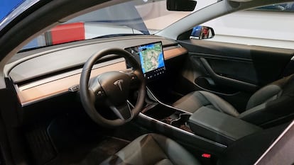 Uno de los grandes cambios que aporta el Model 3 dentro de la gama de Tesla. Un salpicadero minimalista, sin botones ni indicador alguno de velocidad y con una gran salida de aire de un extremo a otro de este. El monitor de 15 pulgadas es el centro de mando de este Tesla Model 3. Todo se controla desde esta pantalla táctil, que también sirve de velocímetro.