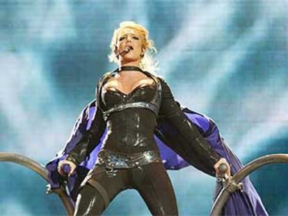Adiós al <i>Onyx Hotel Tour</i> de Britney Spears. La cantante estadounidense se ha visto obligada a suspender sus próximos conciertos de verano en 30 ciudades de su país a causa de la lesión de rodilla que sufrió la pasada semana, mientras grababa el vídeo del tema <i>Outrageous</i>. Britney estará inmóvil por un periodo de seis semanas, con una protección rígida en la rodilla izquierda. Después, necesitará un mínimo de entre ocho y doce semanas en rehabilitación.
