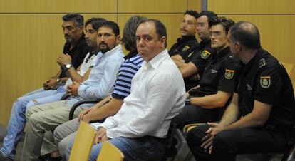 Los cinco detenidos por el robo de más de 10 millones de euros en una joyería de Valencia, en el banquillo.