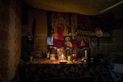 La Virgen de Guadalupe ocupa un lugar especial en la vida de las familias guatemaltecas. Este altar, en casa de Domingo Juan, se mantiene toda la noche alumbrado por las velas para pedir que vuelvan las buenas cosechas.  